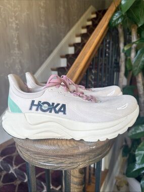 HOKA ARAHI 8 running shoe women’s size 8 1/2 very good condition